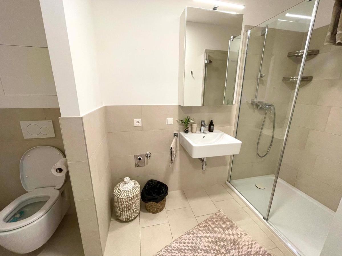 Urban Oasis: Stylische Wohnung Wina Bagian luar foto